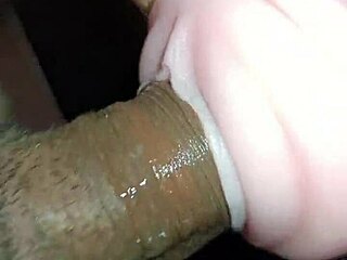 Líbací kouření po kterém šukání naplní píču spermou