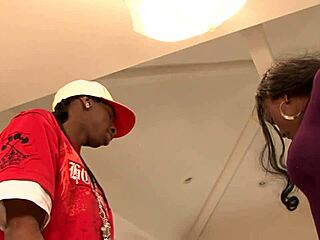 Schwarze MILF bläst fetten Schwanz und lässt sich ficken