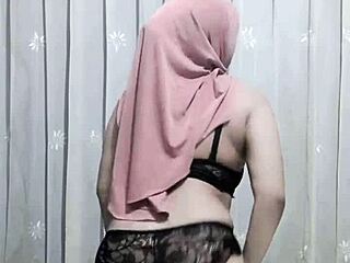 يا معلم زوجتك ببزاز كبيرة وكس ترقص عارية بالحجاب والبيت فاضي أسلوب عربي