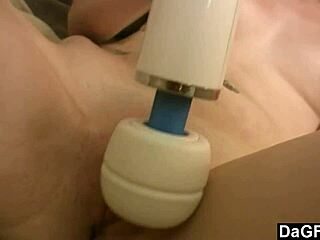 Λιγνή καστανή τσούλα ήσυχο toy tease