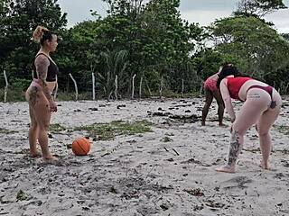 vizinho fode meu cuzinho apertado depois de bater bola no capinho