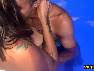 vendedor rams client's wet pussy deep in backyard pool with his monster cock