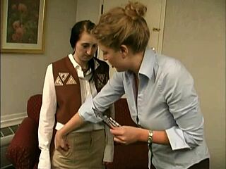 Goła dupa Samary Maes dostaje OTK klapsa ręką!