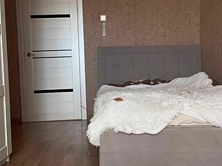 Arab styvmamma tröstar styvsøn med långa sexiga ben i genomskinliga strumpbyxor