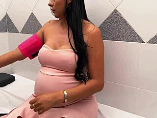 Imagine futând curul strâns al brunetei colombiene slabe și gravide la doctor