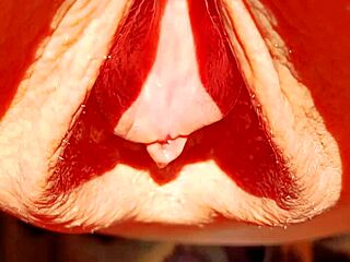 😍 sexy mature wife flashes her huge meaty pussy gape!