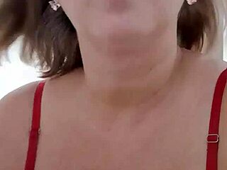 熟女ブロンド巨乳マンコがタイトショーツでチラ誘惑