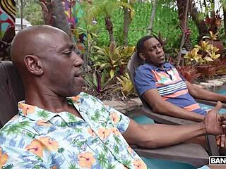 Amari Anne ujeżdża dwa monstrualne kutasy w ustach i mokrej cipce