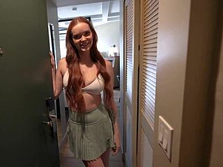 Papas sexy Rothaarige Chloe Foxxe schleicht Hotelfick mit Lev Lieben will es hart