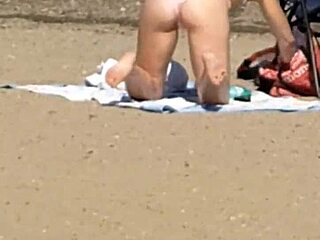 Hey, check that pink princess ass on the beach...