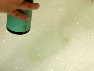 בחורה עגלגלה מקולג' 18+ בתחתונים דופקת דילדו ענק עמוק ביער לאורגזמה ראשונה