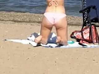 Hey, check that pink princess ass on the beach...