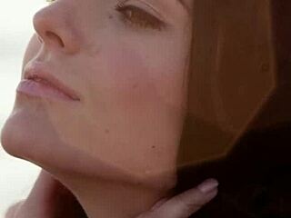 Καυτή μικροκαμωμένη μελαχρινή χαϊδεύει ξυρισμένο μουνί σε εκρηκτικό οργασμό