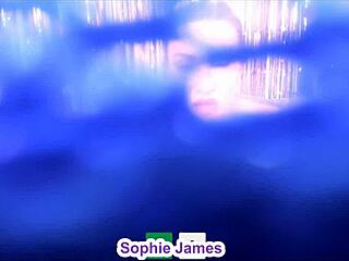 Schlampe-Sekretärin Sophie James spritzt auf Webcam mit Toys und Dildo.