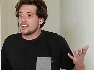 Je peux pas arrêter de mater lui lécher gros nichons belle-mère avant défonçage dur