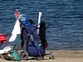 Hey, check that pink princess ass on the beach...