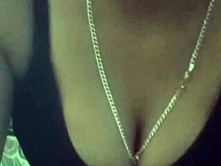 damn her papaya's showin thru and she won't let me grab it 😏🔥