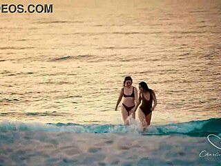 Charlie Forde explorează momente intime cu lesbiene