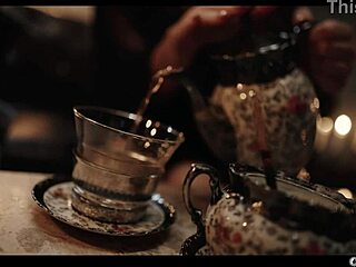 ערפדית יפנית ריקאקו נמשכת על ידי לינה נרדית לסיבוב לסבי