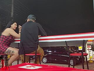 sem marido corno assistindo esposa tatuada no pelo ao ar livre com macho leiteiro