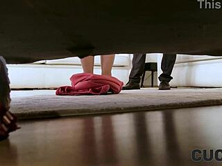 😲 בעל צ'כי קוקולד נתפס מרחרח תחתונים של אשתו! תפיסה מזלית!