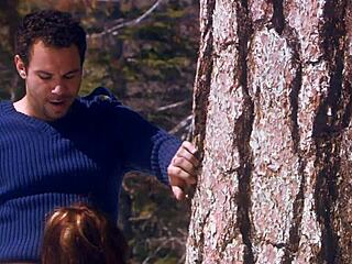 BRUNETTE MILF EVE LAWRENCE cavalca grosso cazzo a pecorina in scopata outdoor nevosa