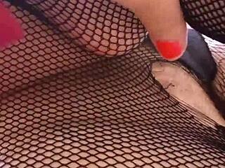 greta sets a net for sensual mature beauty's feet