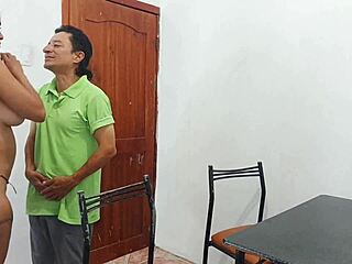 طبيبة مثلية تلحس ميلف ممتلئة الثدي إلى هزات مبللة