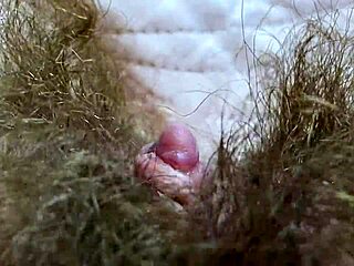 Neuer Extrem-Closeup: Riesen-Klit gerieben bis zum spritzenden Orgasmus!