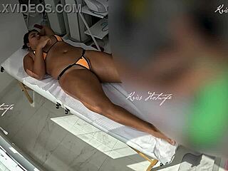 Massaggio micro bikini scivola profondo nelle sue curve?