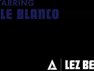 Gizelle Blanco Scarlett Alexis lèchent chattes à cru entre vols