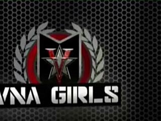 Lesbijki z wielkimi cyckami Sara Jay i Kiara Edwards liżą mokre cipki do wytrysku