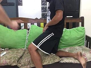 ensinando um novato ninfeto a gravar com pauzuda tatuada gostosa