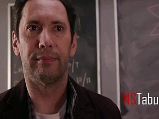 נערת מעודדות קטנה מזיינת מורה על שולחן כיתה