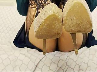 milf flaunts hairy beaver in new no-panty outfit