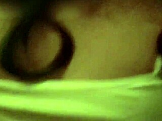 Söt thailändsk amatör stönar högt från gilla hemmaknull med stora tuttar