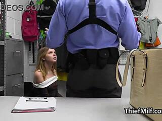 Potworny kutas gliny wierci drobną nastolatkę 18+ i krągłą milfkę