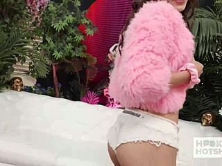 Garganta y coño de Lola Aiko destrozados por polla monstruosa de extraños