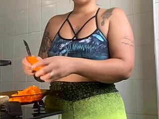 married chick films cooking vids but really flashes her swollen pussy online