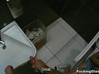 צעירה 18+ משקפיים מוצצת עד אורגזם בשירותים ציבוריים