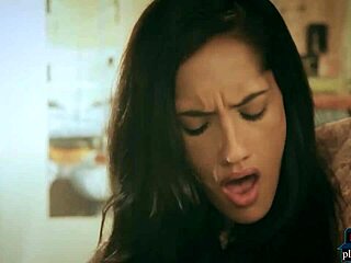 chloe amour finger bangs her wet milf pussy hard 💦😈