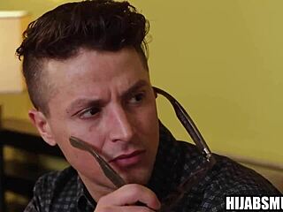 Jeune vierge musulmane déflorée par le pote à grosse bite du beau-père