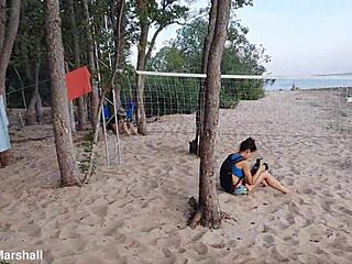 תראו אורגיית כוסות מגולחות 18+ פרועה בחוף ציבורי עם זיונים בכל מקום