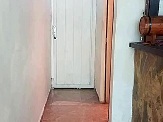 Ο calvohot70 σκύβει τη skinny τατουάζ νύφη γιου στον πάγκο κουζίνας για βαθιά πίπα σκυλάδικο creampie ενώ ο μπαμπάς μαγειρεύει