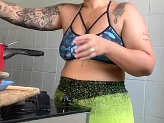 married chick films cooking vids but really flashes her swollen pussy online
