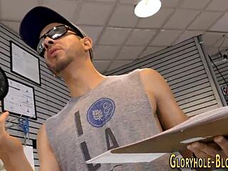 Bionda al gloryhole succhia cazzo nero grosso e ingoia sborra