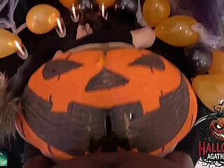 MILF brasiliana si incula BBC nel culo jack-o-lantern di Halloween