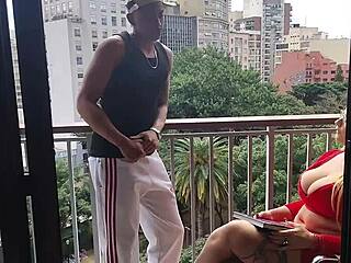 Θεία μαθαίνει ανιψιό γαμήσι αλλά ο σφιχτός της κώλος παίρνει άγριο χτύπημα