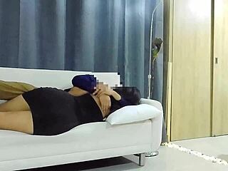 preciosa nalgona en vestido negro cogiendo duro en sofá