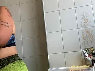 married chick films cooking vids but really flashes her swollen pussy online